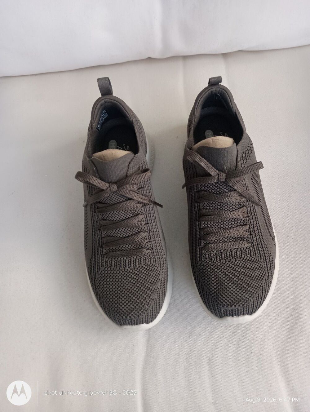 Previously Worn Sketchers Air Cooled Memory Foam  Olive Green Women's Sz 8.5